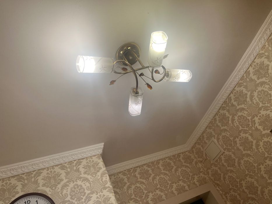 Продам люстру 4 лампочная