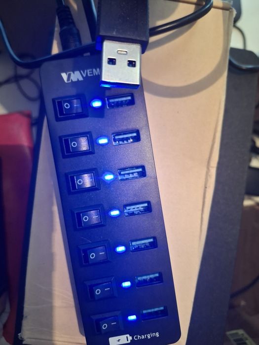 hub USB 3.0 de la VEMONT are 7 porturi, comutatoare individuale