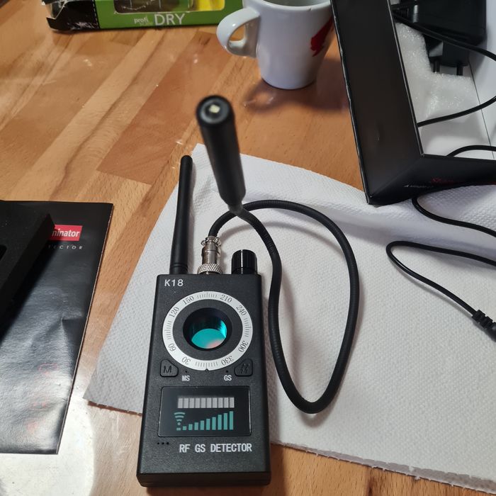 Detector camere și microfoane