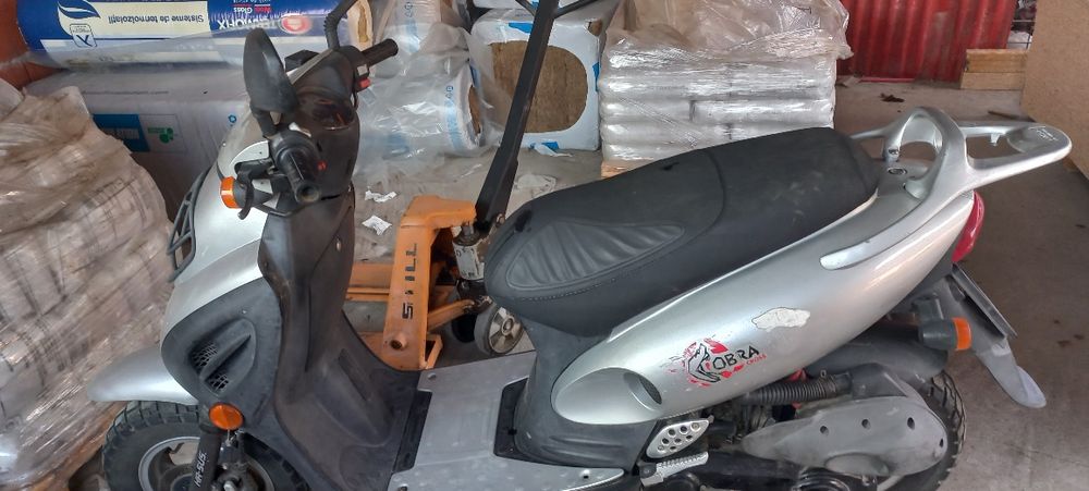 Vind scuter Kimko pe benzina
