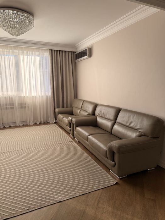 Продам кожаный диван