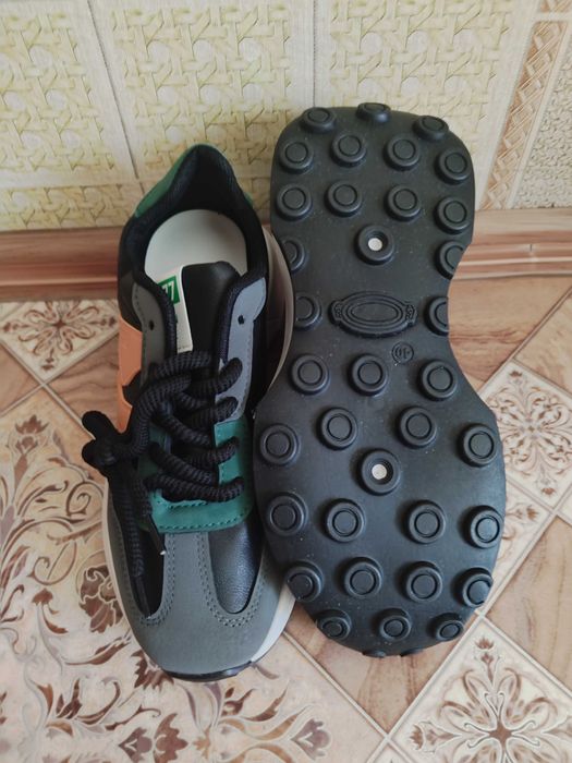 Женские кроссовки