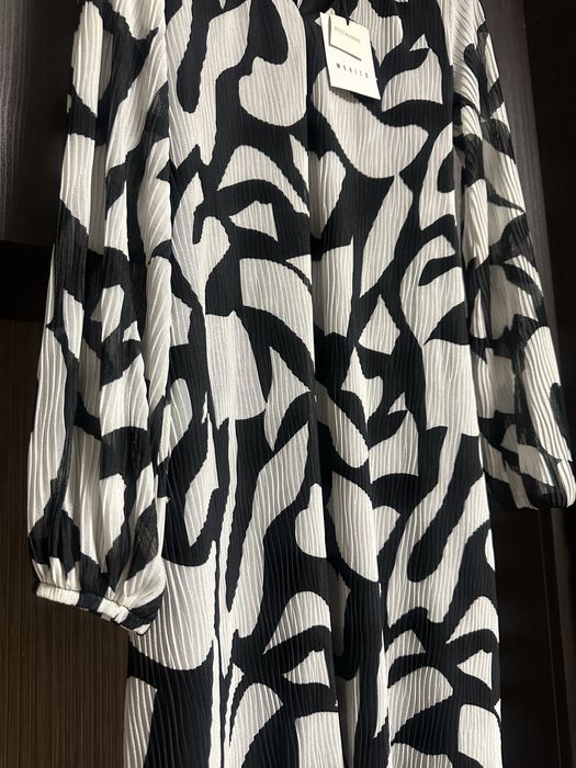 Платье легкое, стильное с пояском.