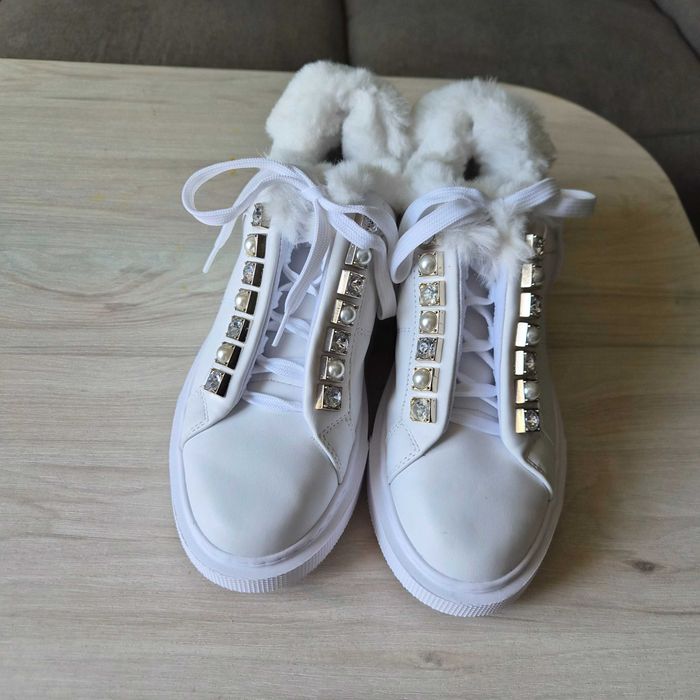Дамски зимни маратонки с пухчета "Guess"