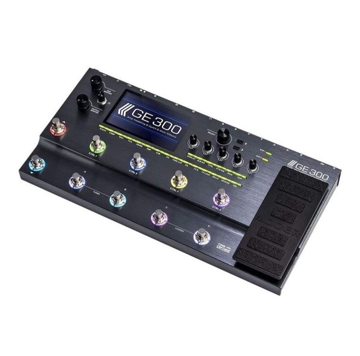 Процессор MOOER GE300 с чехлом.
