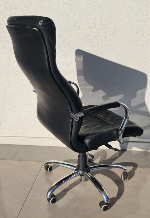 Scaun de birou directorial, piele neagră, picior metalic cromat