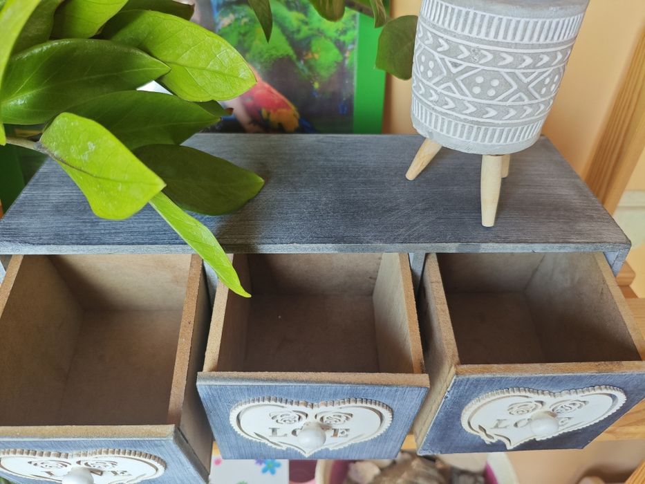 Декоративно дървено шкафче „LOVE“ с три чекмеджета и малка саксия