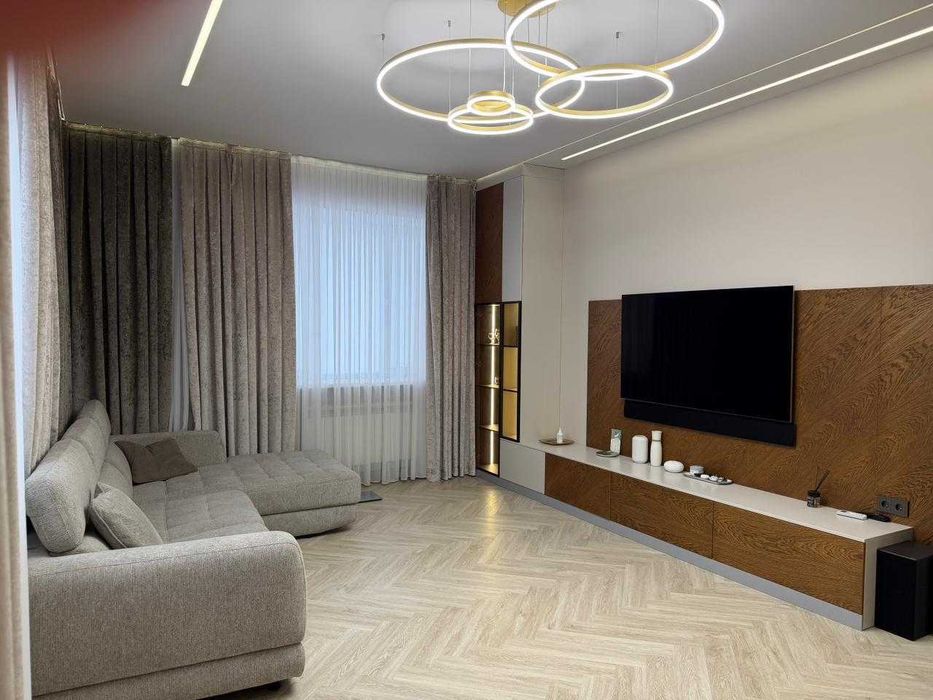 продам 3 комнатную квартиру в Альтаире А.Молагуловой  теннисный корт