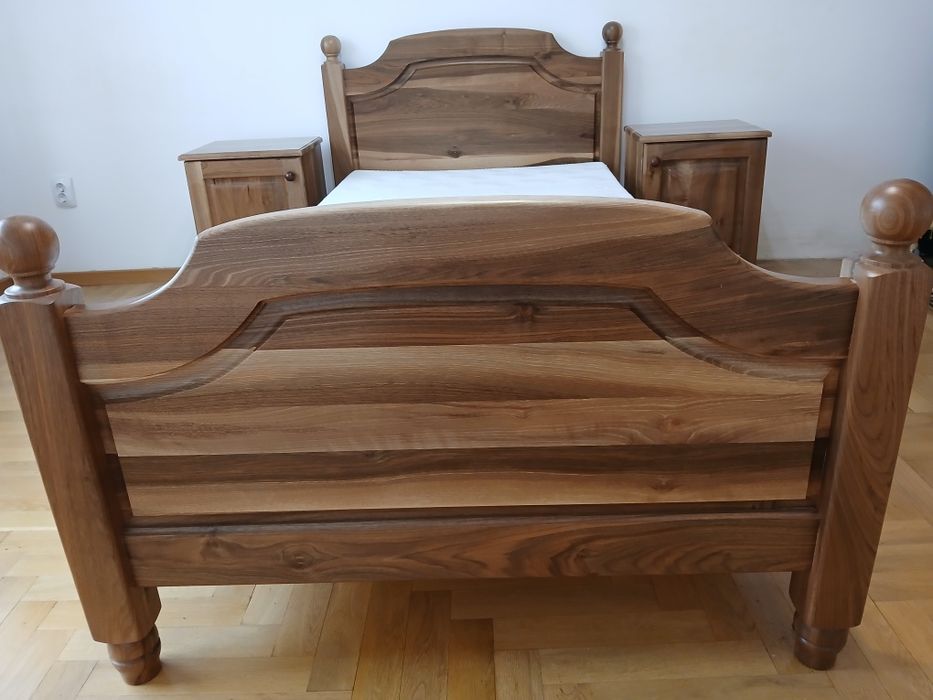 Pat nou lemn masiv esență nuc 2 metri pe 1 metrucu două noptiere cu sa