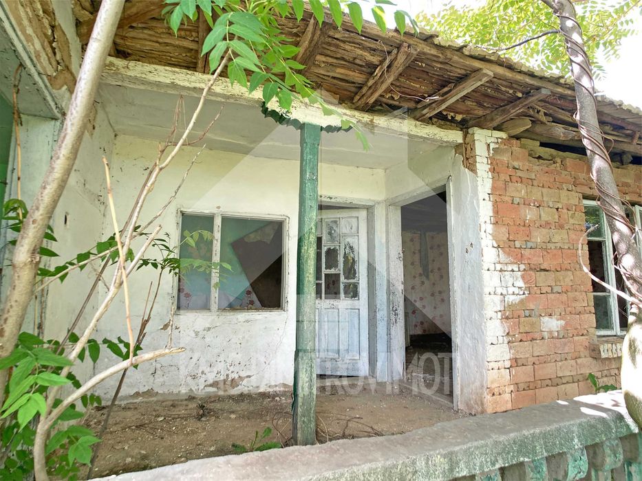 Продава ТУХЛЕНА селска къща на 15 км от града (общ. Нови пазар, Шумен)