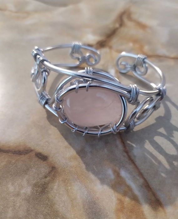 Ръчно изработени гривни от естествени кристали и бижутерска тел.