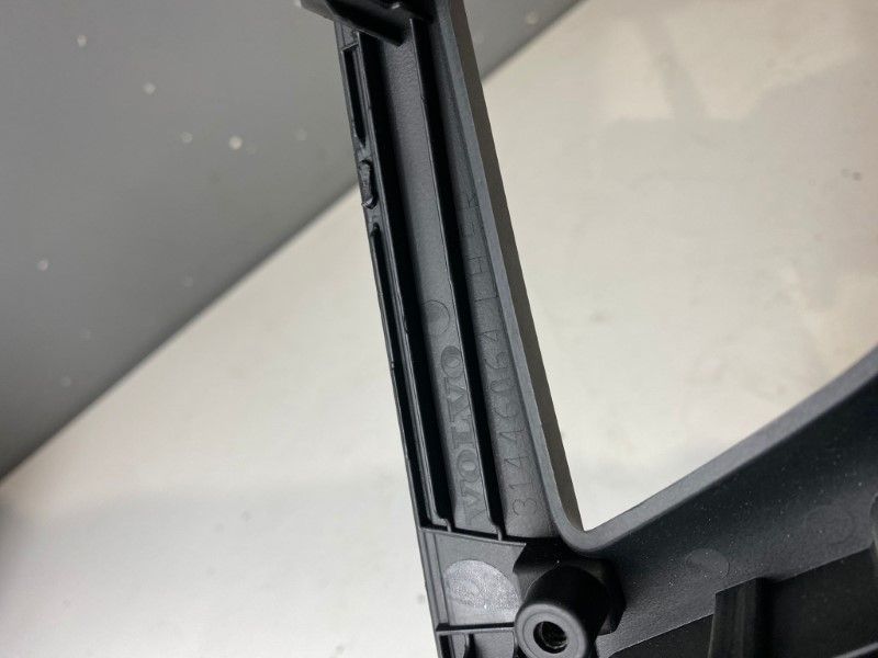 Ornament interior usa stanga fata VOLVO XC60 2018+ 31446064