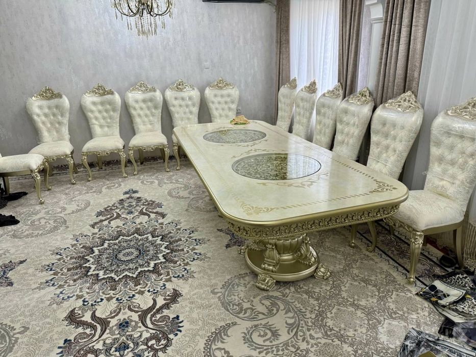 Стол с 12 стульями
