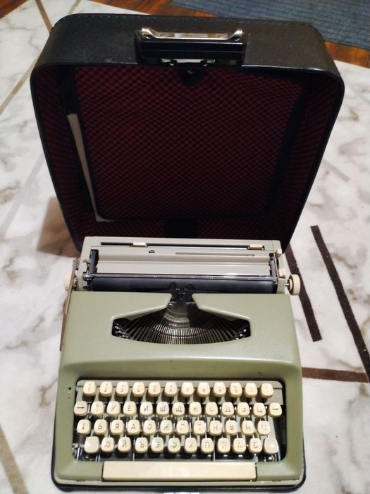 Пишеща машина в кожено куфарче