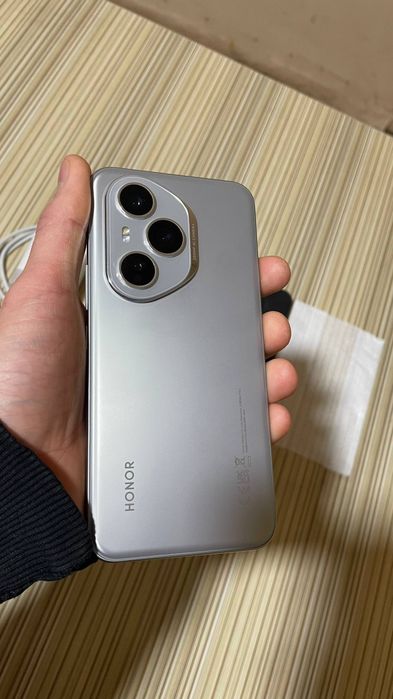 HONOR 400 Pro
Xotira: 12 GB RAM / 512 GB ROM 
Rang: Silver
Hola