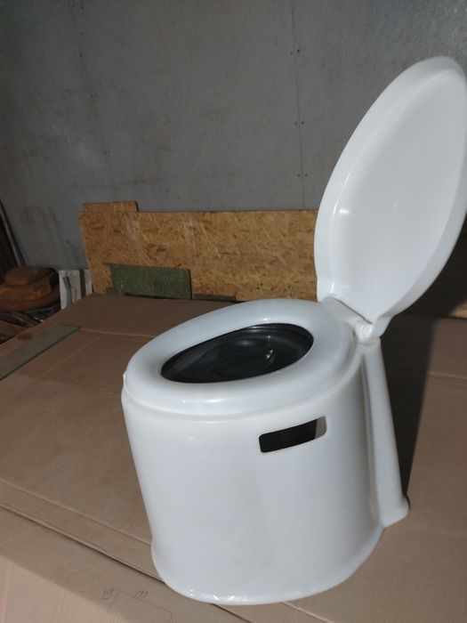 Пластиковый унитаз