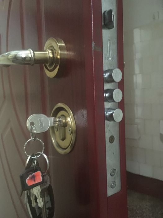 Deblocari usi/Reparatii termopane/Lacatus usi/yale uși/Reparatii usi