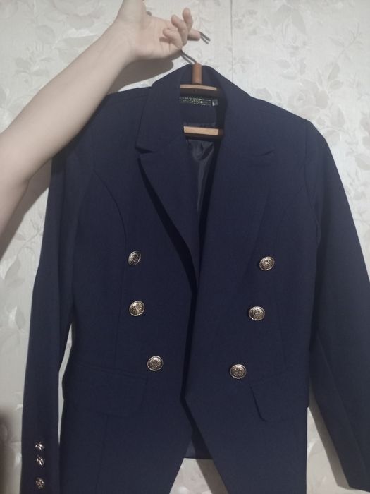 Темный синий костюм