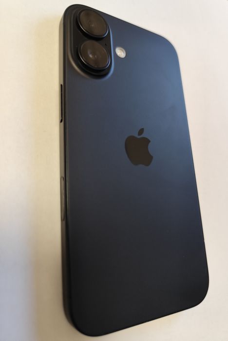 Vând iPhone 16 folosit, în stare foarte bună, huse cadou