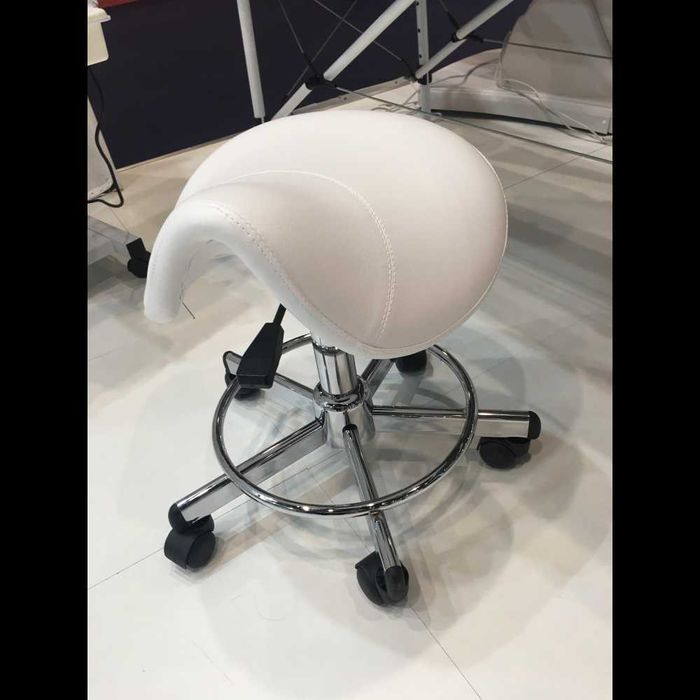 Козметичен/фризьорски стол - табуретка Rodeo - бяла 50/59 см
