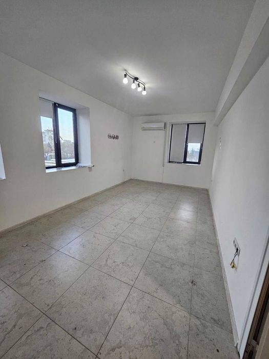 Дава се под наем Офис в Шумен, Басейна - 30 кв.м за 204 € - Снимка #2