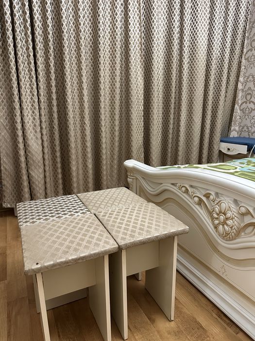 Продам шторы и 4 табуретки в комплекте