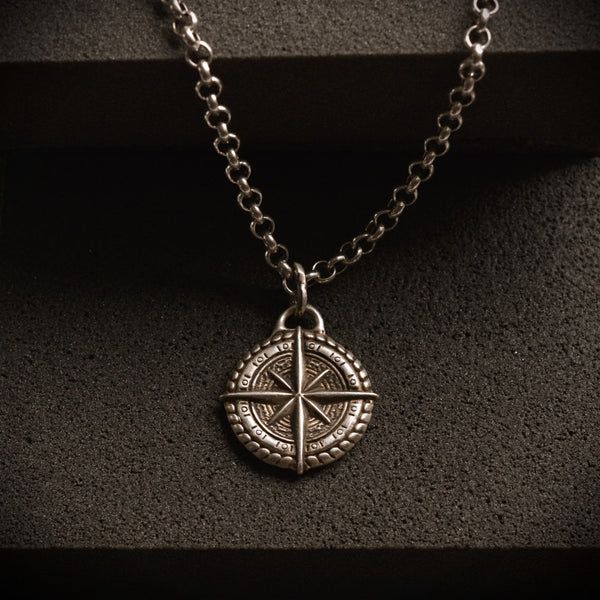 Сребърен медальон 925 „Компас“ – талисман за посока, закрила и сила