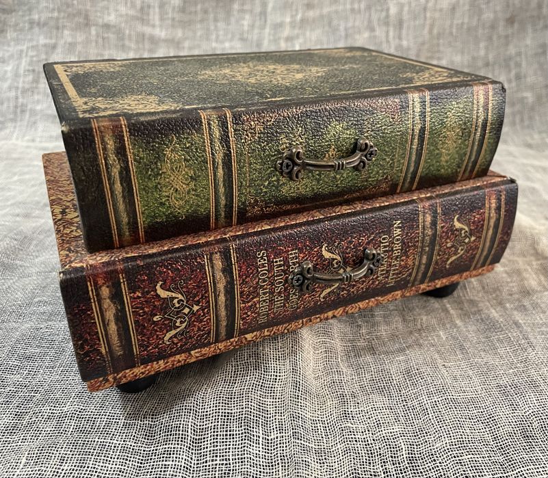 Кутия за бижута с форма на старинни книги и Кутийка за бижута от финна интарзия от екзотична дървесина и седеф