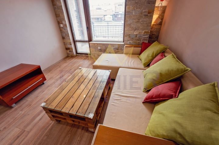 Тристаен апартамент, Левски