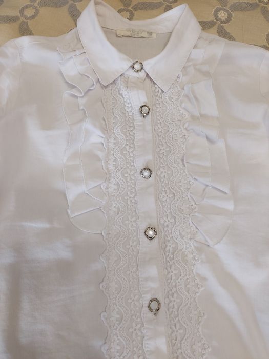 Продам 2 блузки школьные