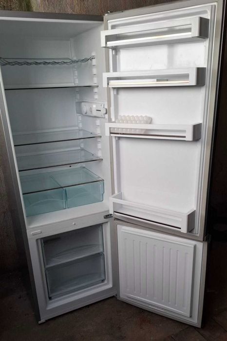 Продава хладилник, като нов