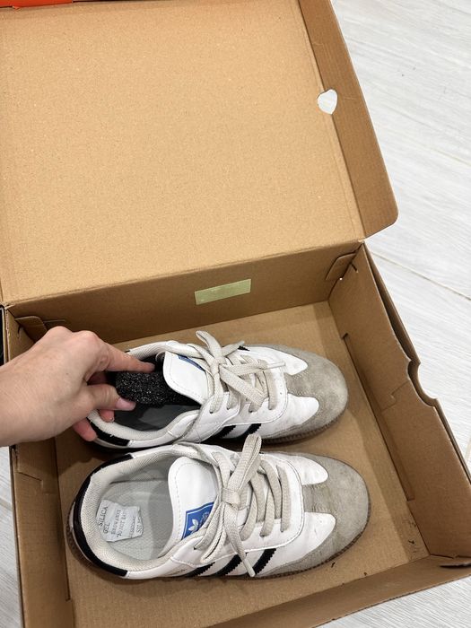 Продам две пары кроссовок