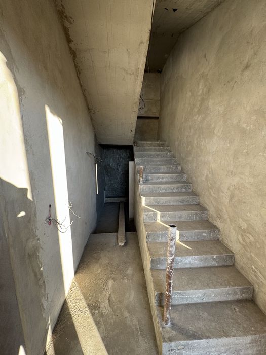 Uchaska srochni sotiladi 4 xona 1 padval 4 sotix +1 sotix zahvati bila