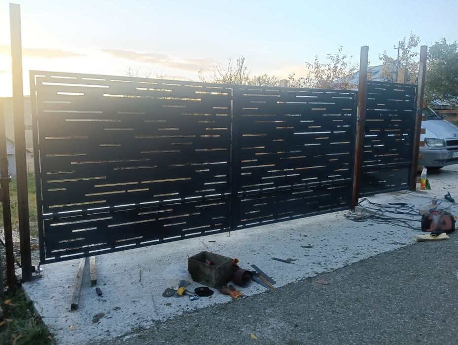 Porți din fier forjat sau tablă decupată