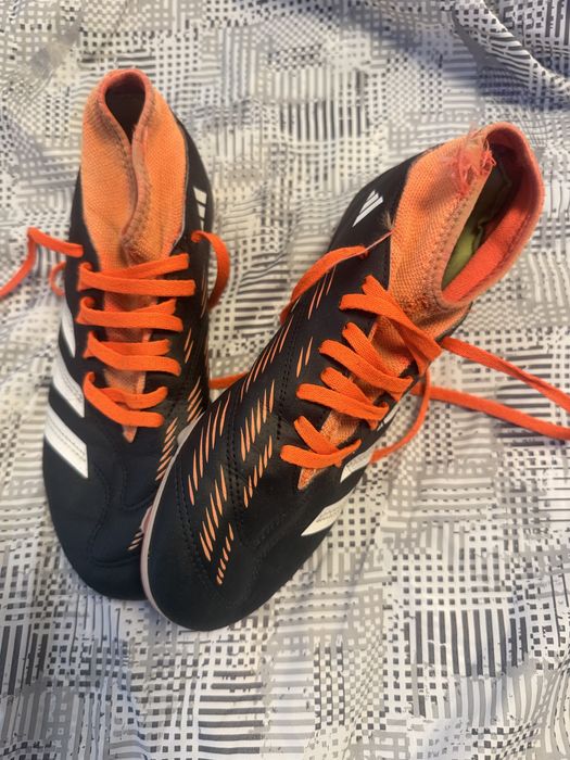 Бутонки Adidas.