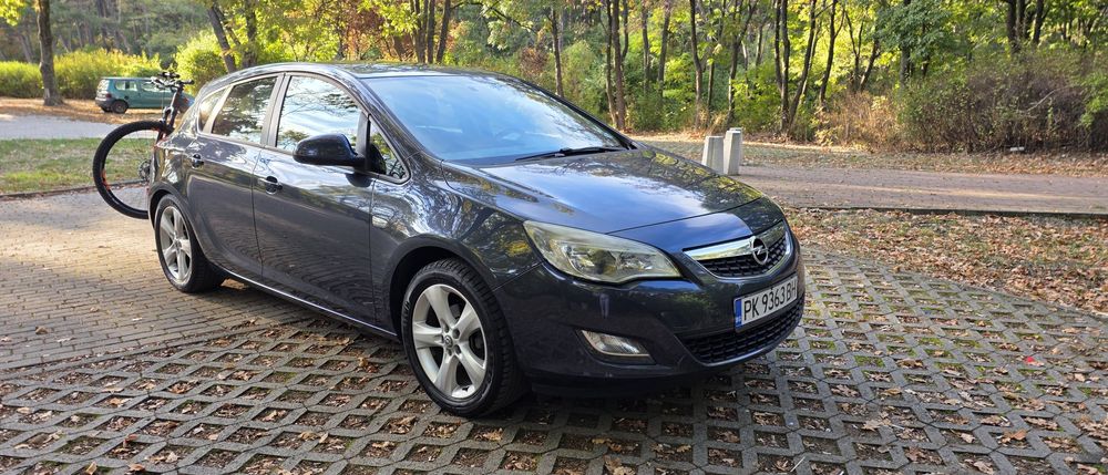 Opel Astra J вградена стойка за велосипеди
