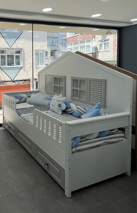 Монтесори сандвич легло с декоративни рафтчета