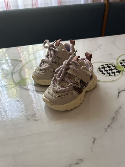 Продаются кроссовки для девочки