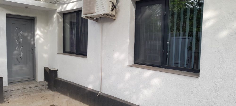 Inchiriez casa la curte sector 1