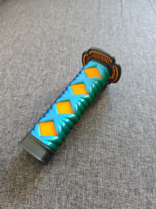 Меч катана с хамелеонова зелено и синя оплетка и разтегателно острие