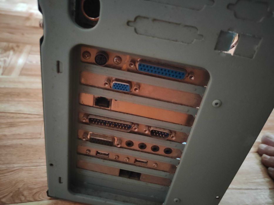 Продавам стационарен компютър с монитор, тонколони, мишка и клавиатура