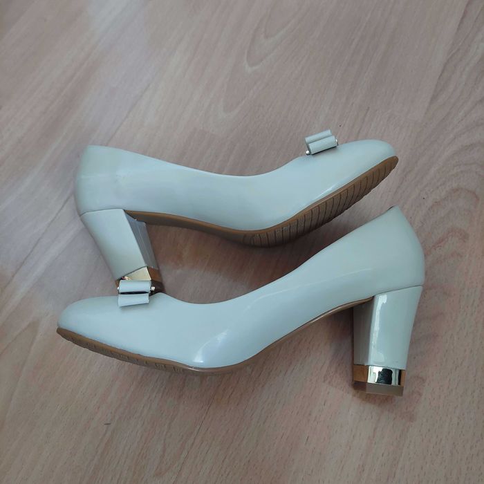 Чисто нови дамски обувки от еко кожа с комфортни стелки, номер 39