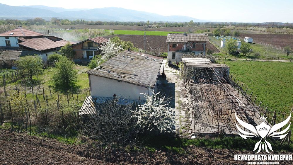 Двуетажна къща с гараж и постройки 441РЗП с 1010кв.м. двор с.Избеглии