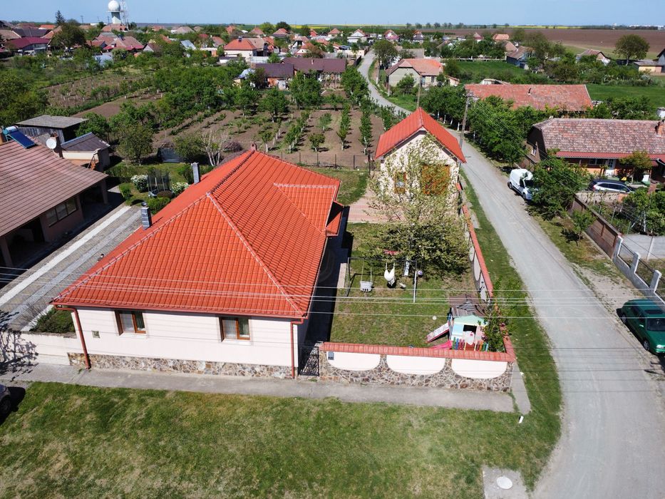 Proprietar vând casă Manastur județul Arad, proprietate spațioasă cu teren generos