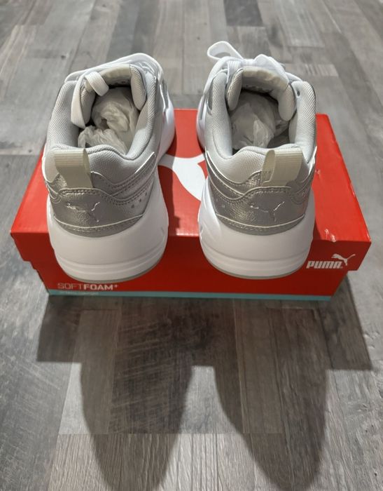 Оригинални дамски маратонки Adidas Ozweego и сребристи Puma.