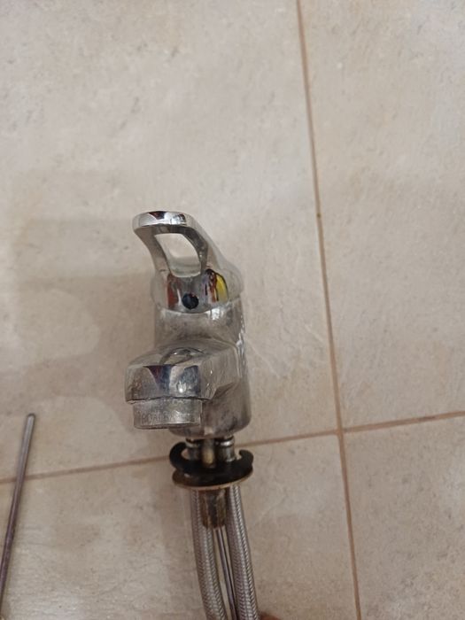 Два броя смесители за баня