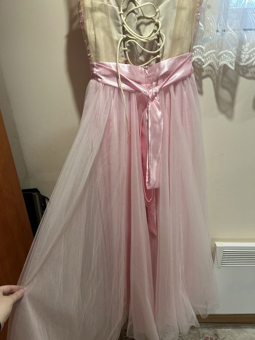Елегантна бална рокля в розово с дантела и тюл