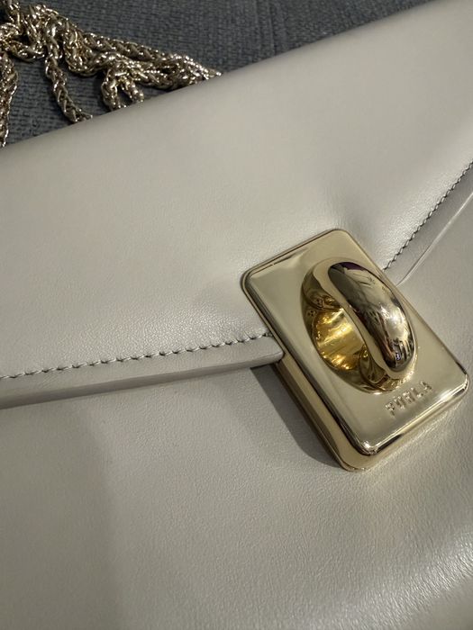 Дамска чанта и потфейли Furla