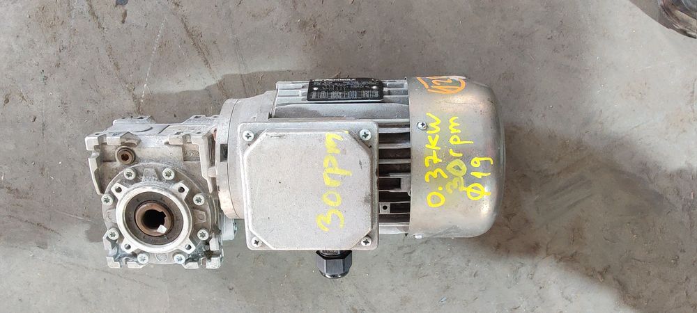 Motor electric trifazat cu reductor, 0.37kW, 30rpm, 380V