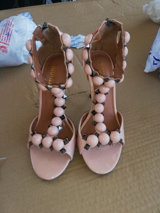 Босоножки на каблуках